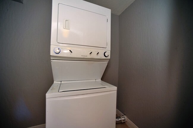 Building Photo - 2100 Forest Knoll Dr NE