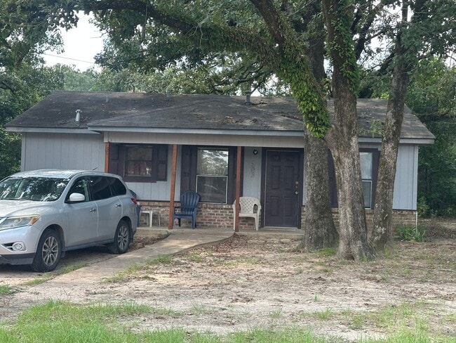 Primary Photo - 2 bed 1 Bath Home