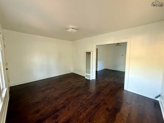 Building Photo - 2122 Yale Ave