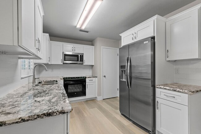 Building Photo - Beautifully Renovated 3 Bedroom 1 Bath Home on Large Corner Lot