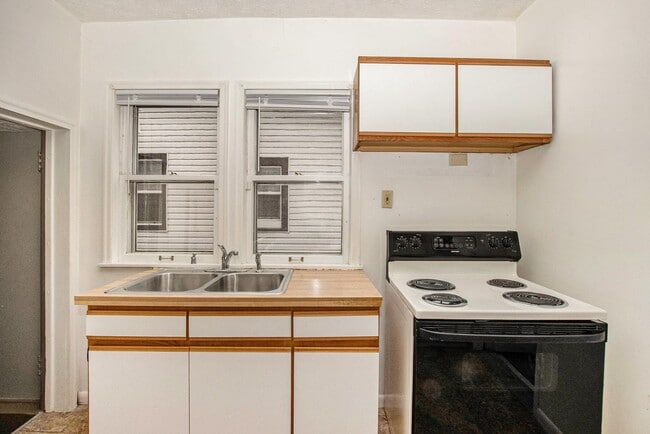 Building Photo - 209 E Mt Hope Ave