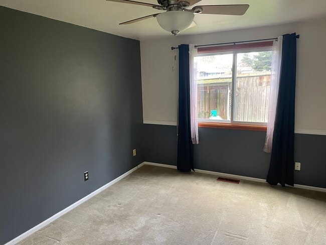 Building Photo - ***PENDING APPLICATION***Fantastic 3 Bedroom Home with Fenced Yard and Garage!