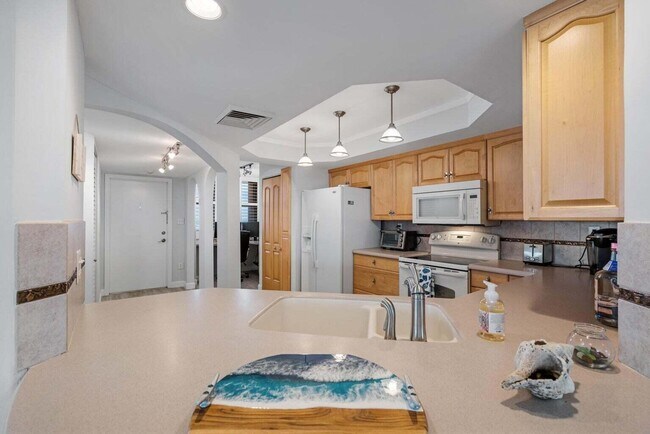 Building Photo - 9550 S Ocean Dr
