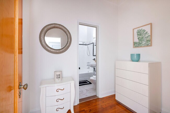 Building Photo - 346 W 17th St