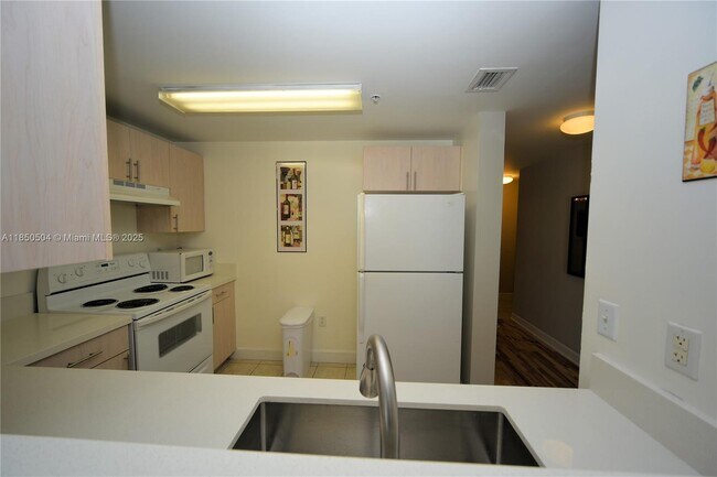 Building Photo - 50 Menores Ave