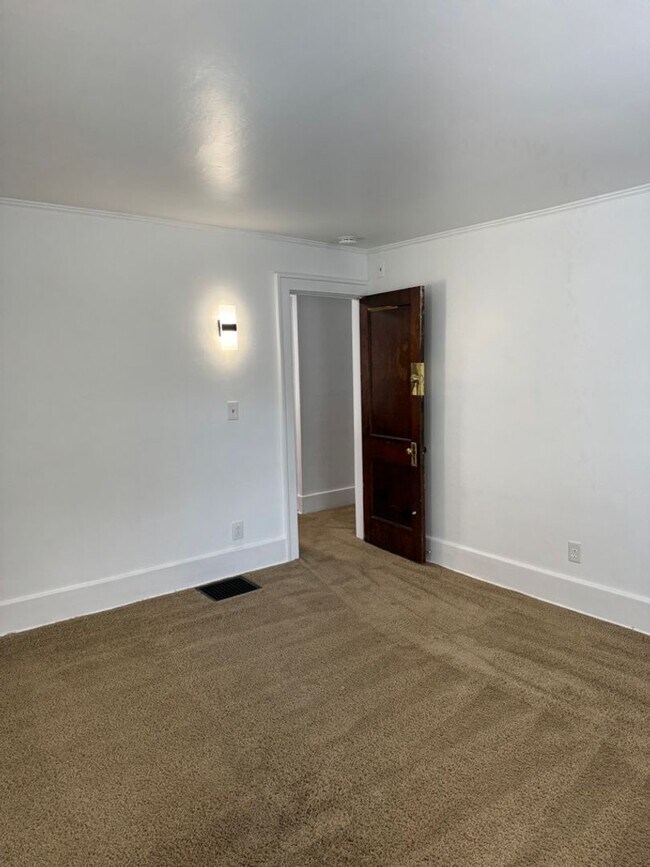 Building Photo - 845 E University Ave