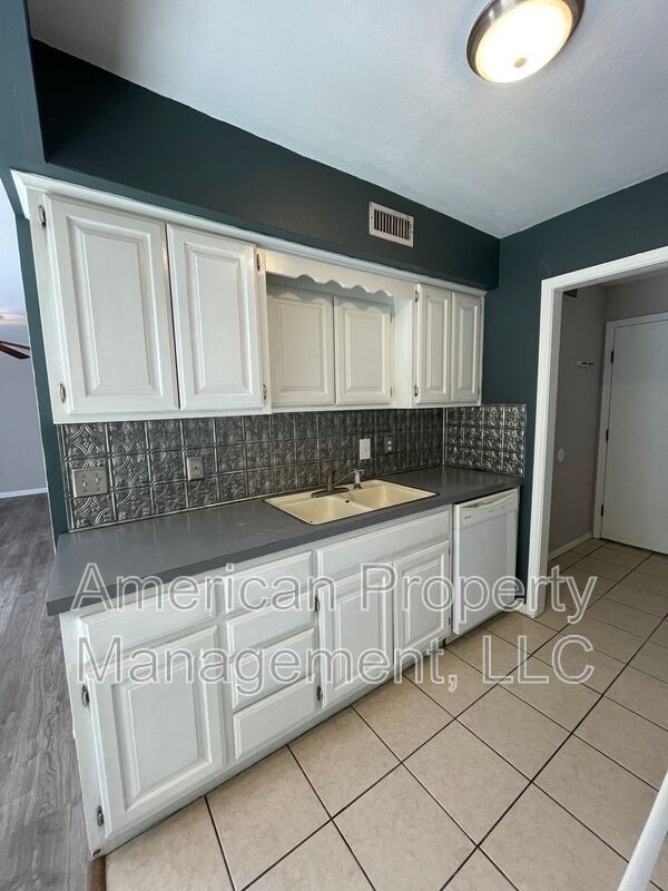 Building Photo - 1802 W 62nd St