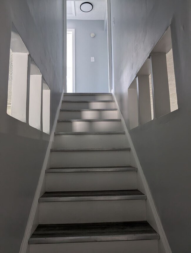 Building Photo - Spacious 5BR 2BA SFR w/ In-Unit W/D • Off Street Parking in Euclid