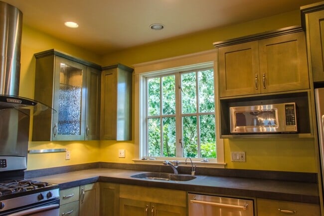 Building Photo - 4Bd/2.75Ba Seattle House