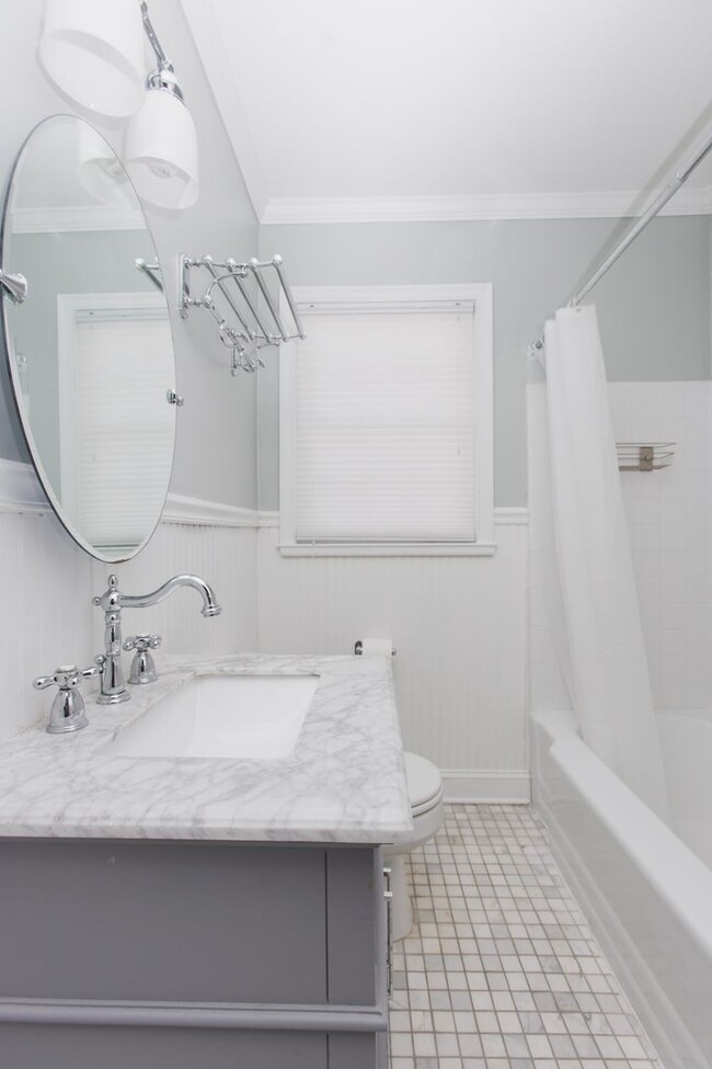 Building Photo - Chic Buckhead Condo with Courtyard Views & Walkable Lifestyle