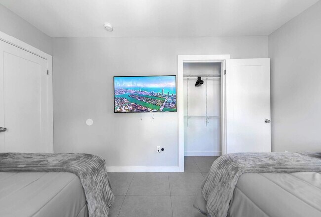 Building Photo - 437 NE 69th St