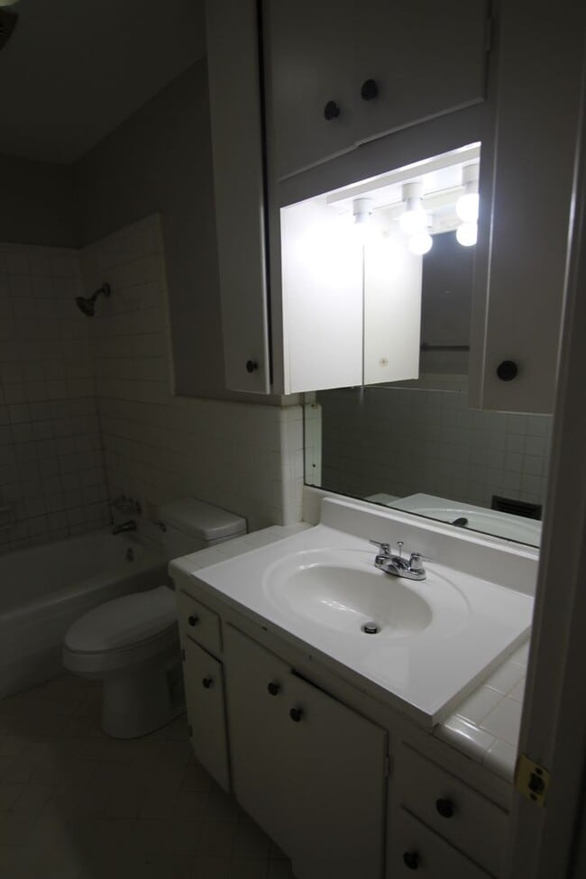 Building Photo - 1424 E Houston St