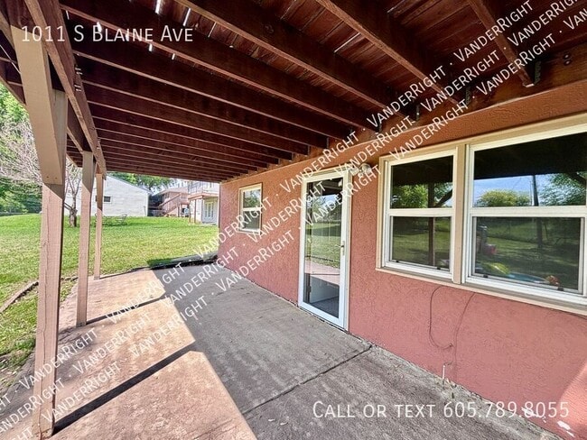 Building Photo - 1011 S Blaine Ave