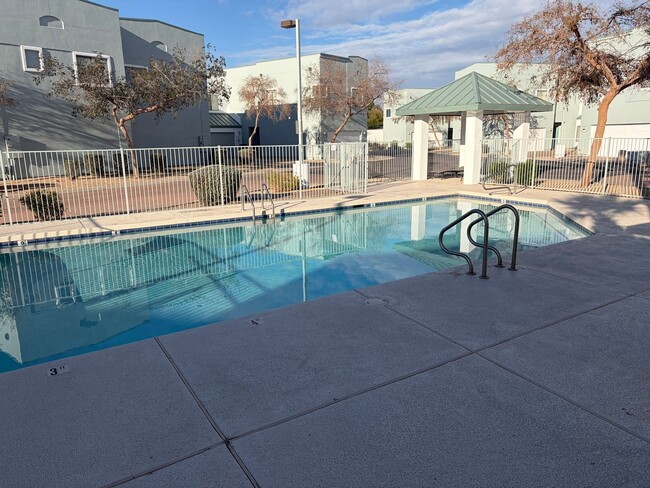 Building Photo - 2 Bedroom 2.5 Bath Townhome!