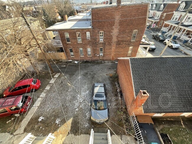 Building Photo - 1042 W Market St