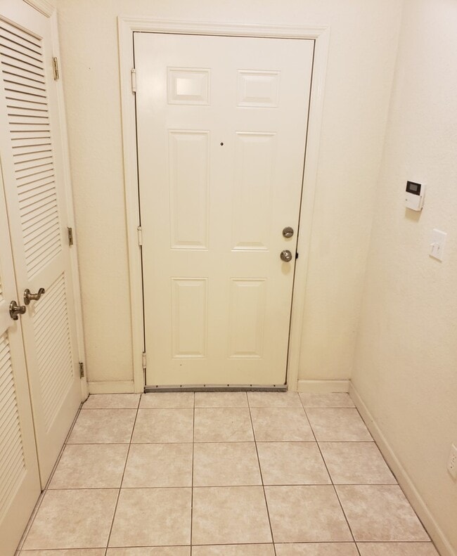 Building Photo - 3 Bed 2 Bath Condo - Available Mid May 2026