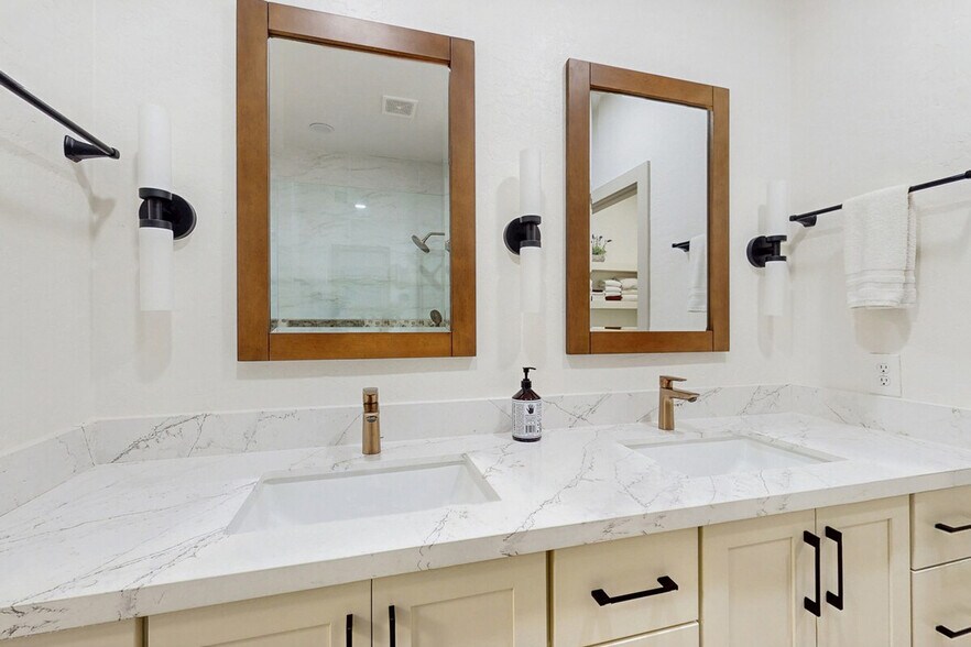 Building Photo - 19700 N 76th St