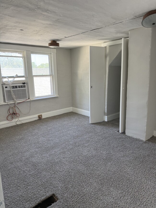 Building Photo - 818 W Nowland Ave