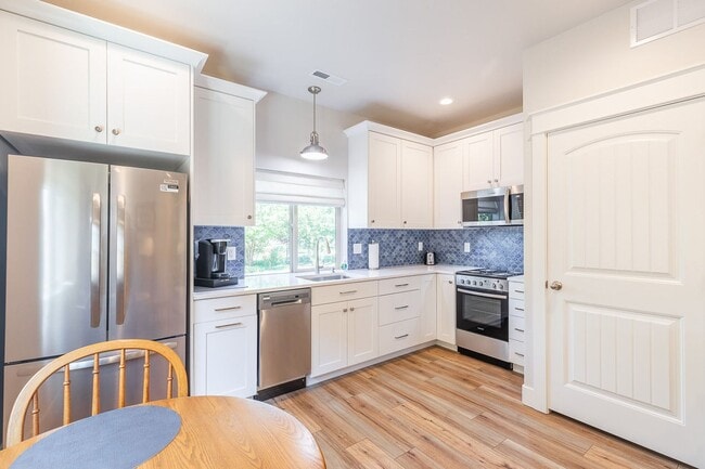 Building Photo - Charming Fully Furnished 1 Bedroom, 1 Bath...