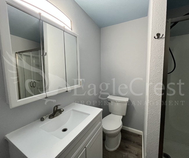 Building Photo - Comfortable 5 Bedroom Home with Modern Touches, Large Bedrooms & Front Porch