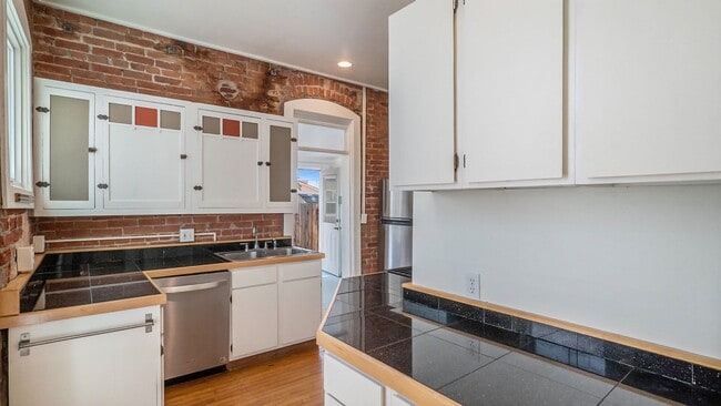 Building Photo - Unique 2 Bed, 1 Bath Home in the Lincoln P...