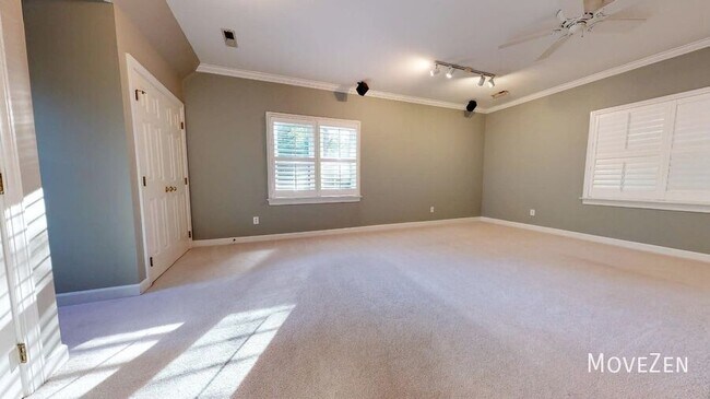Building Photo - 123 Greymist Ln