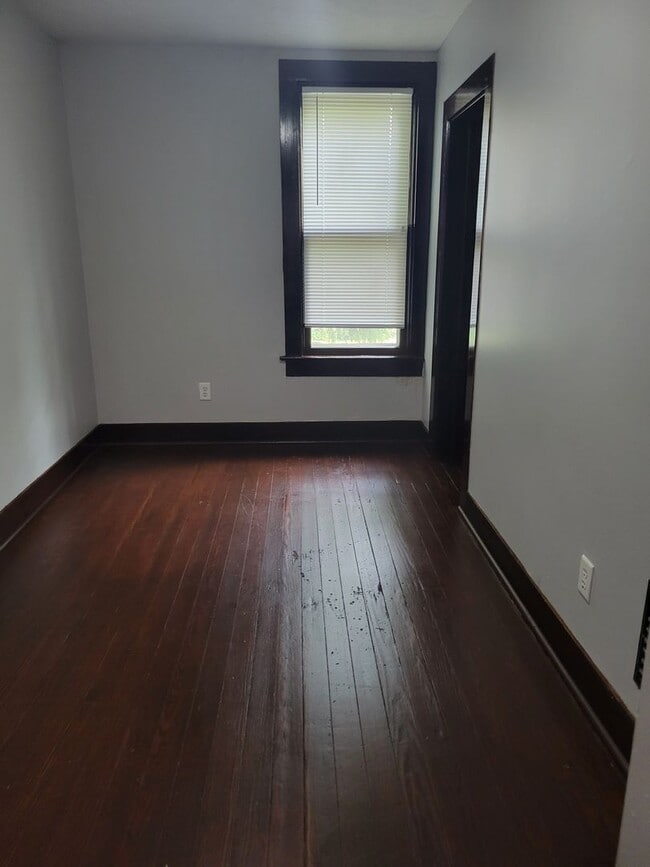 Building Photo - NEW LISTING!! 3 Bedroom 1 Bath