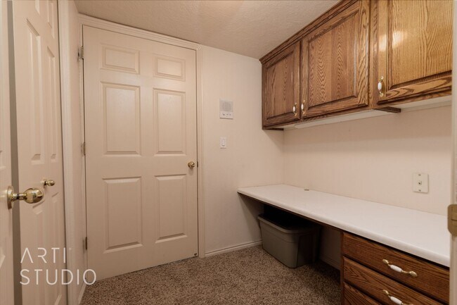Building Photo - Spacious 3-Bedroom Walk-Out Basement Apartment in Desirable Bloomington Hills