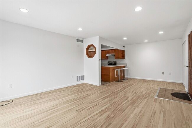 Building Photo - 59 School St