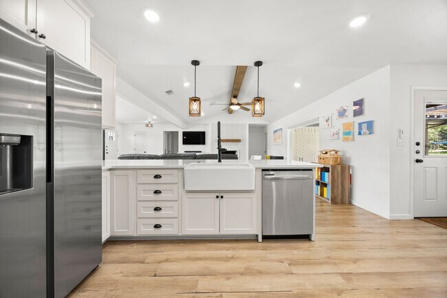 Building Photo - 921 Indian Trail Dr