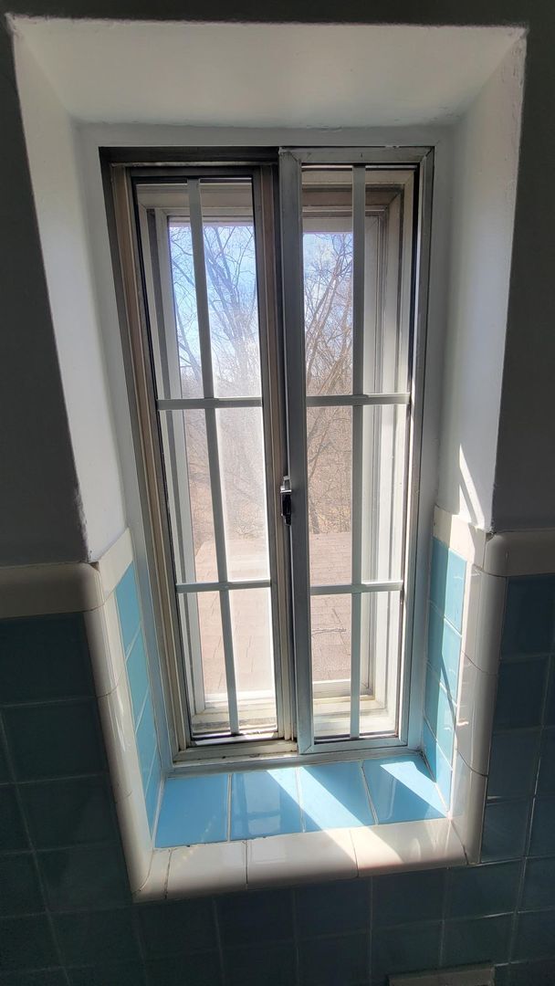 Building Photo - Spacious Three Bedroom Home