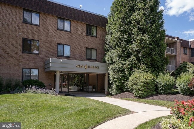 Building Photo - 1640 Oakwood Dr