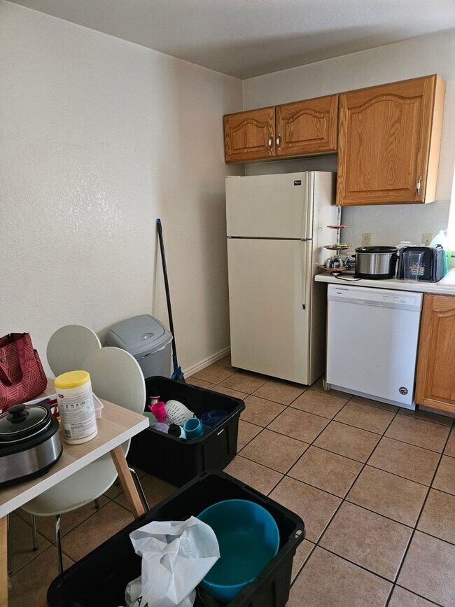 Building Photo - 2 bedroom, 1 bath apartment available in N...