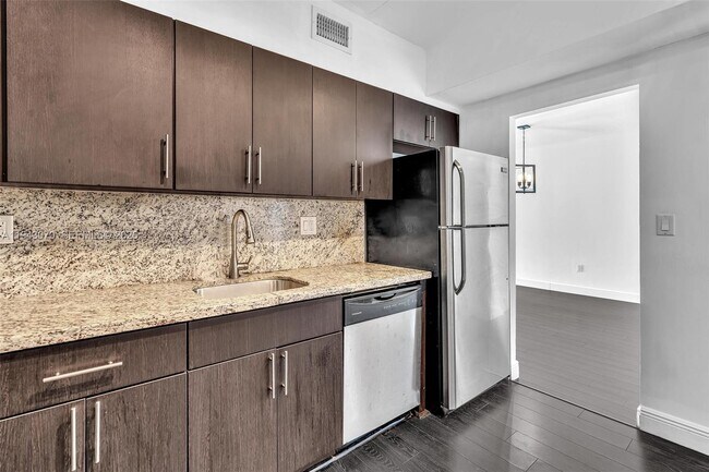 Building Photo - 500 Bayview Dr