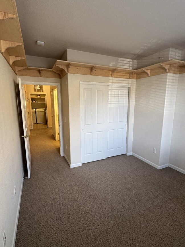 Building Photo - Bright Top Floor Condo with Vaulted Ceilin...