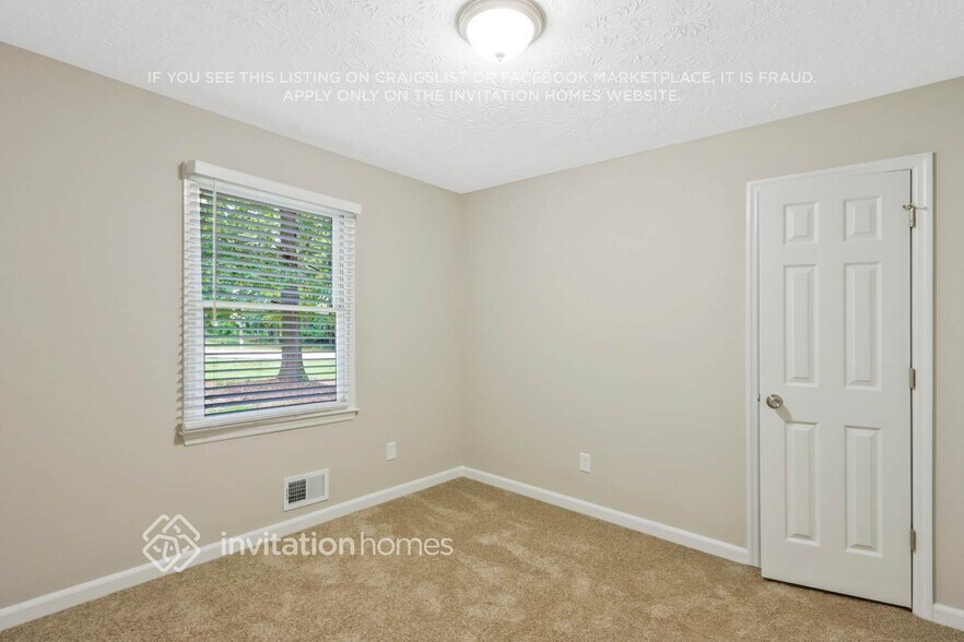 Building Photo - 300 E Country Woods Dr