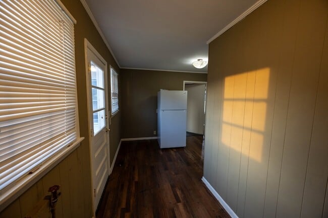 Building Photo - 200 Sycamore St N