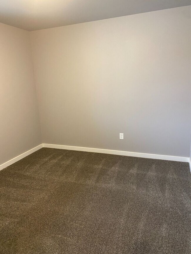 Building Photo - 3 Bedroom Home, Park Orchard Service Area