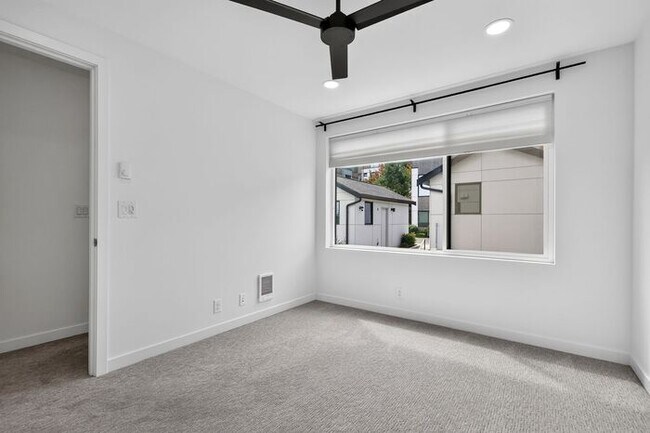 Building Photo - ULTRA-MODERN Air Conditioned Townhome in Beacon Hill (1st Month Free)