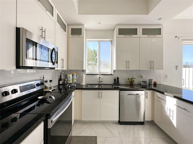 Building Photo - 3900 SW 69th Ave