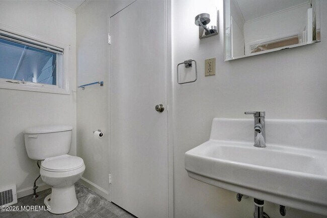 Building Photo - 59 Lakewood Rd