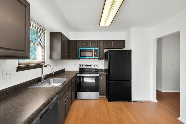 Building Photo - 2700 Queenswood Dr