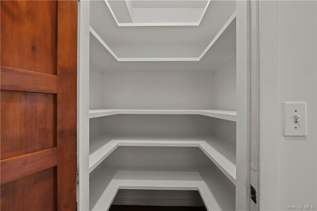 Building Photo - 165 Old Post Rd