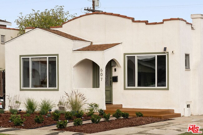 Building Photo - 607 W 111th Pl