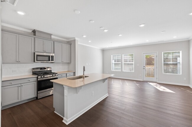 Building Photo - 130 Paramount Dr