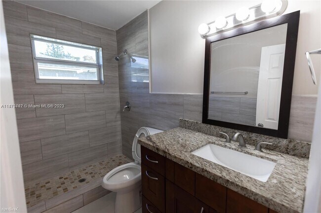 Building Photo - 4 br, 3.5 bath House - 4905 Harrison St # ...