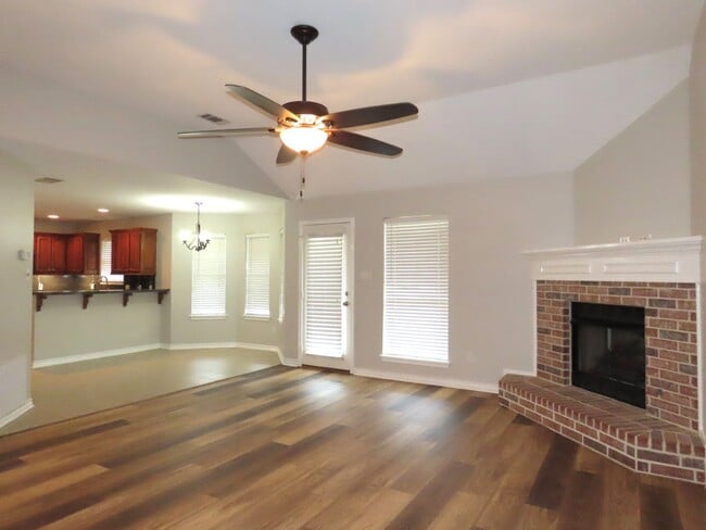 Building Photo - Gorgeous 3 Bedroom, 2 Bath Home in Flint!