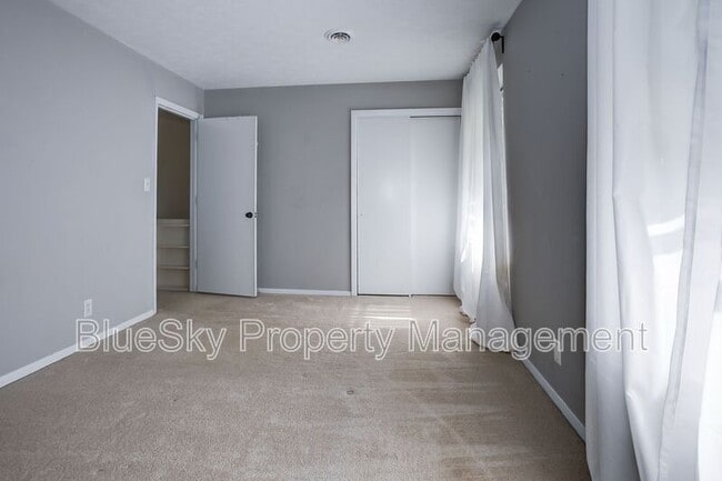 Building Photo - 688 Lockesley Terrace