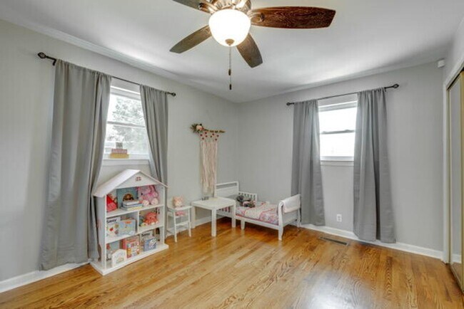 Building Photo - BEAUTIFUL 3 bedroom Lookout Valley home!