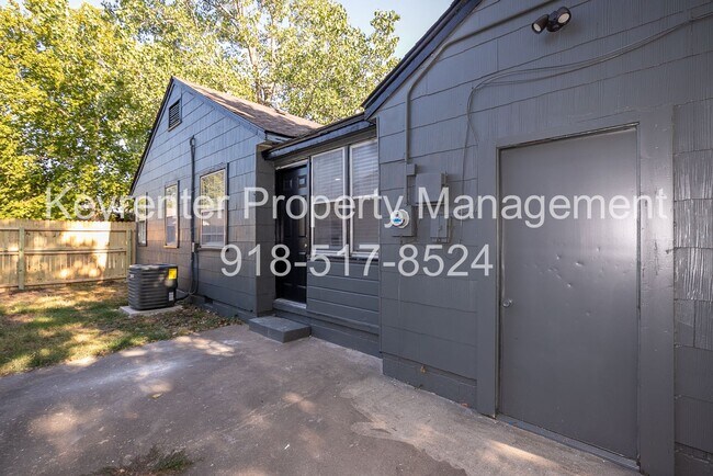 Building Photo - 1502 N Columbia Ave
